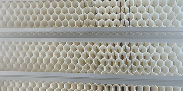 Bionic honeycomb cooling tower fill for high thermal efficiency and stability